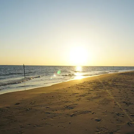 4 Person In Fano-by Traum Nyaraló