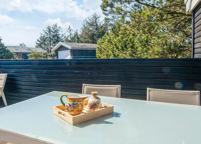 4 Person In Fano-by Traum *